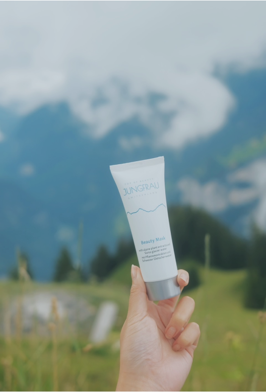 girl holding Jungfrau anti-aging cream