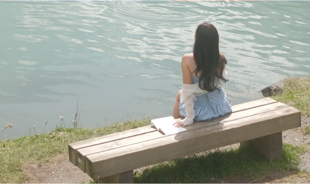 girl holding Jungfrau anti-aging cream